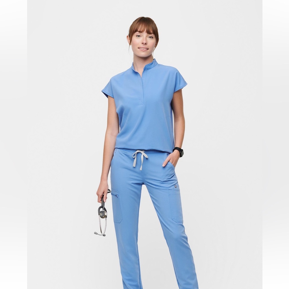 FIGS women’s Ceil blue scrub set medium